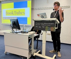 Fr. Heher während des Vortrags